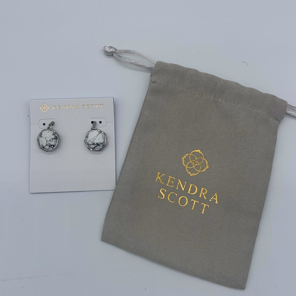 NWT Kendra Scott Cynthia Drop Earrings in Rhodium White Howlite stone